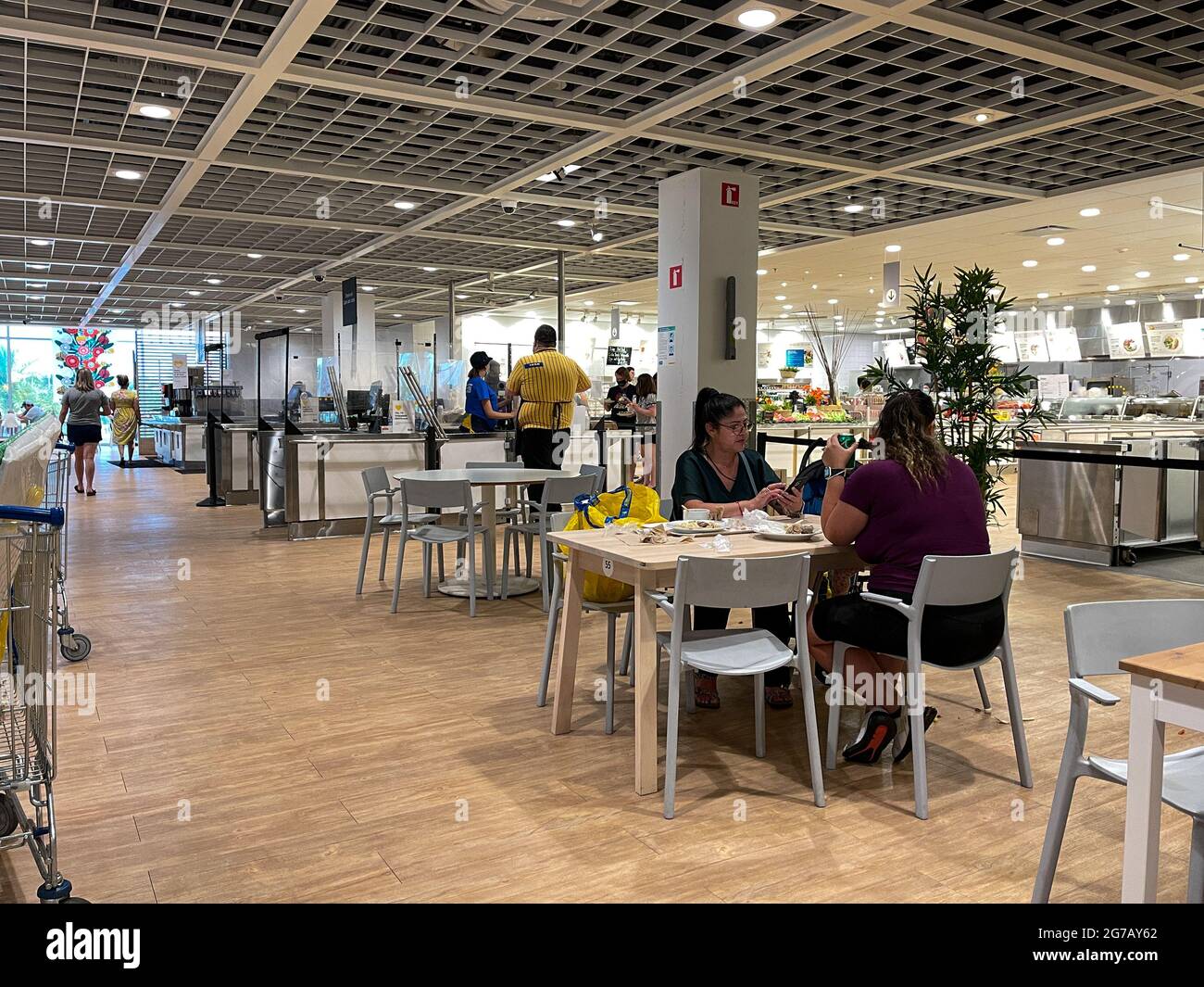 Orlando, FL USA - 31. Mai 2021: Das Restaurant im IKEA Einrichtungsgeschäft. IKEA verkauft fertige, preiswerte Möbel und Haus zu montieren Stockfoto
