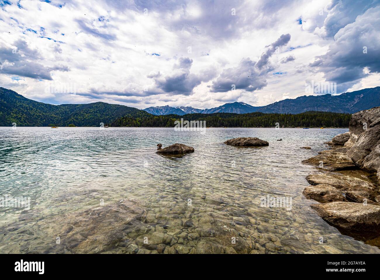 Blick über das Wasser des Eibsee mit bewölktem Himmel, Grainau, Oberbayern, Deutschland Stockfoto