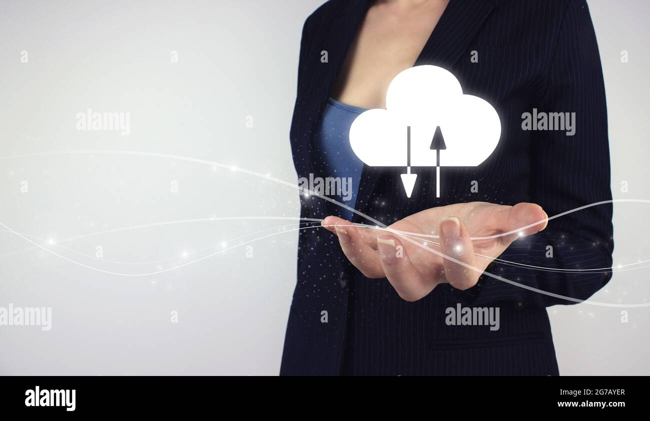 Cloud-Computing-Technologie Internet-Konzept. Hand halten digitale Hologramm-Datenwolke auf grauem Hintergrund. Cloud-Computing-Konzept Stockfoto