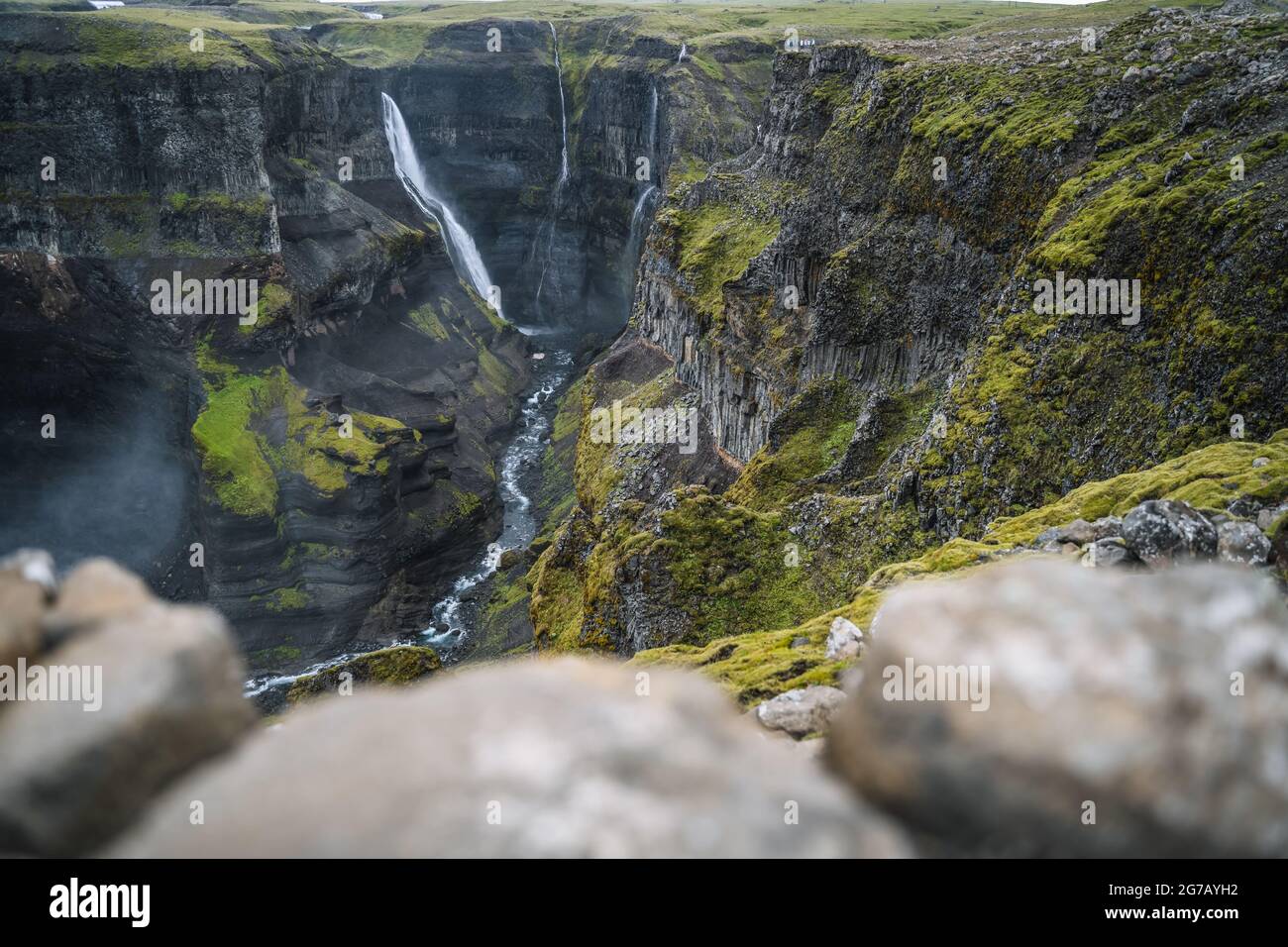 Granni Wasserfall in tiefe Schlucht gefallen. Beliebtes Touristenziel in Island. Schönheit der Natur Konzept Hintergrund. Stockfoto