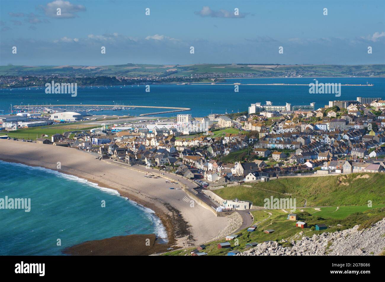 Der Strand von Kesil, der Hafen von Weymouth, Underhill, Fortuneswell und das Quiddles Cafe darunter. Isle of Portland, Dorset, England, Großbritannien. Stockfoto