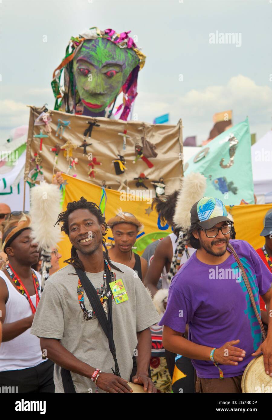 Bunte Charaktere und Musiker, die die Stimmung beim Womad Festival in England genießen Stockfoto