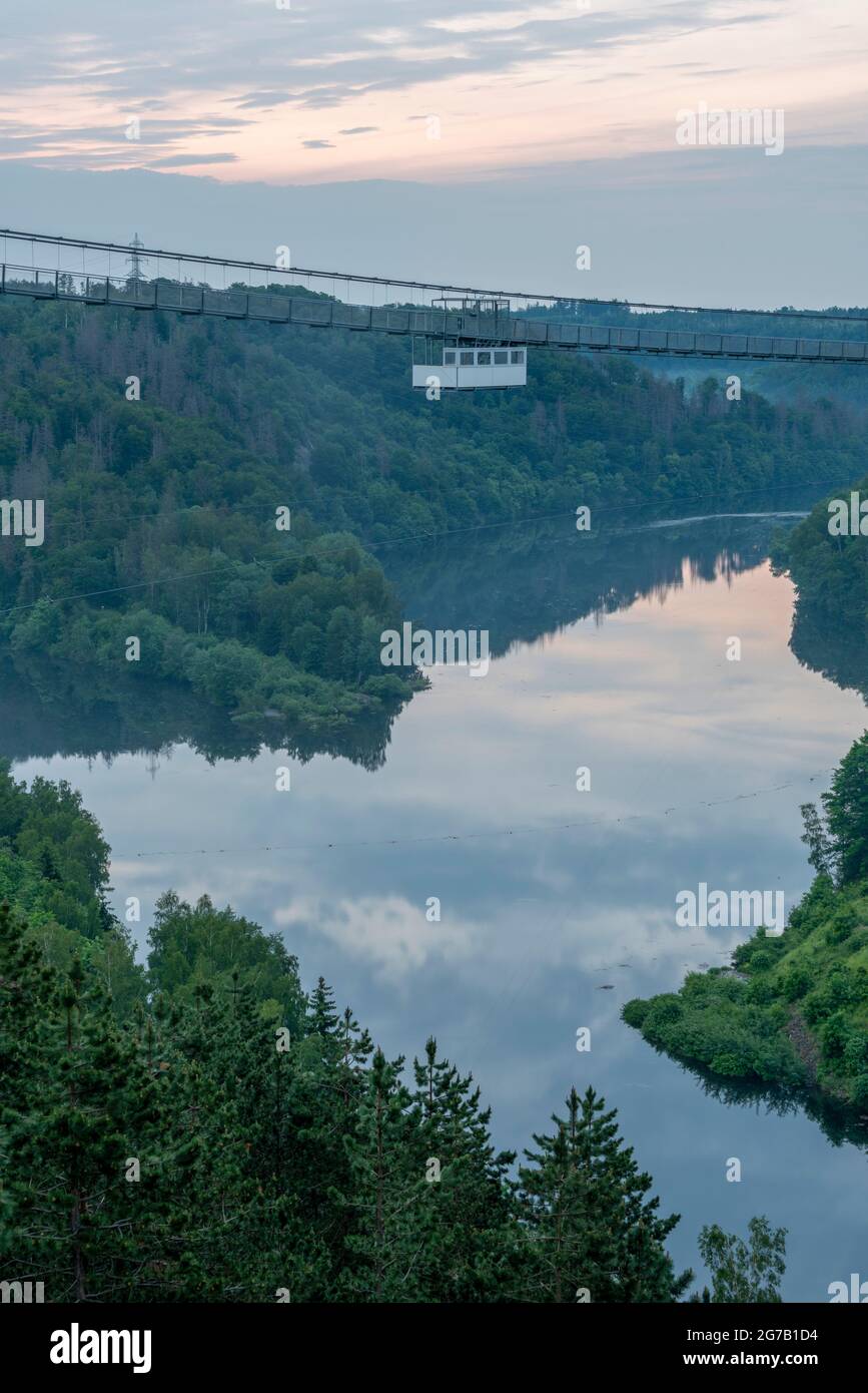 Deutschland, Sachsen-Anhalt, Wendefurth, Titan-RT Hängebrücke an der Rappbodetalsperre im Harz, 483 Meter lang, eine der längsten Hängebrücken der Welt Stockfoto