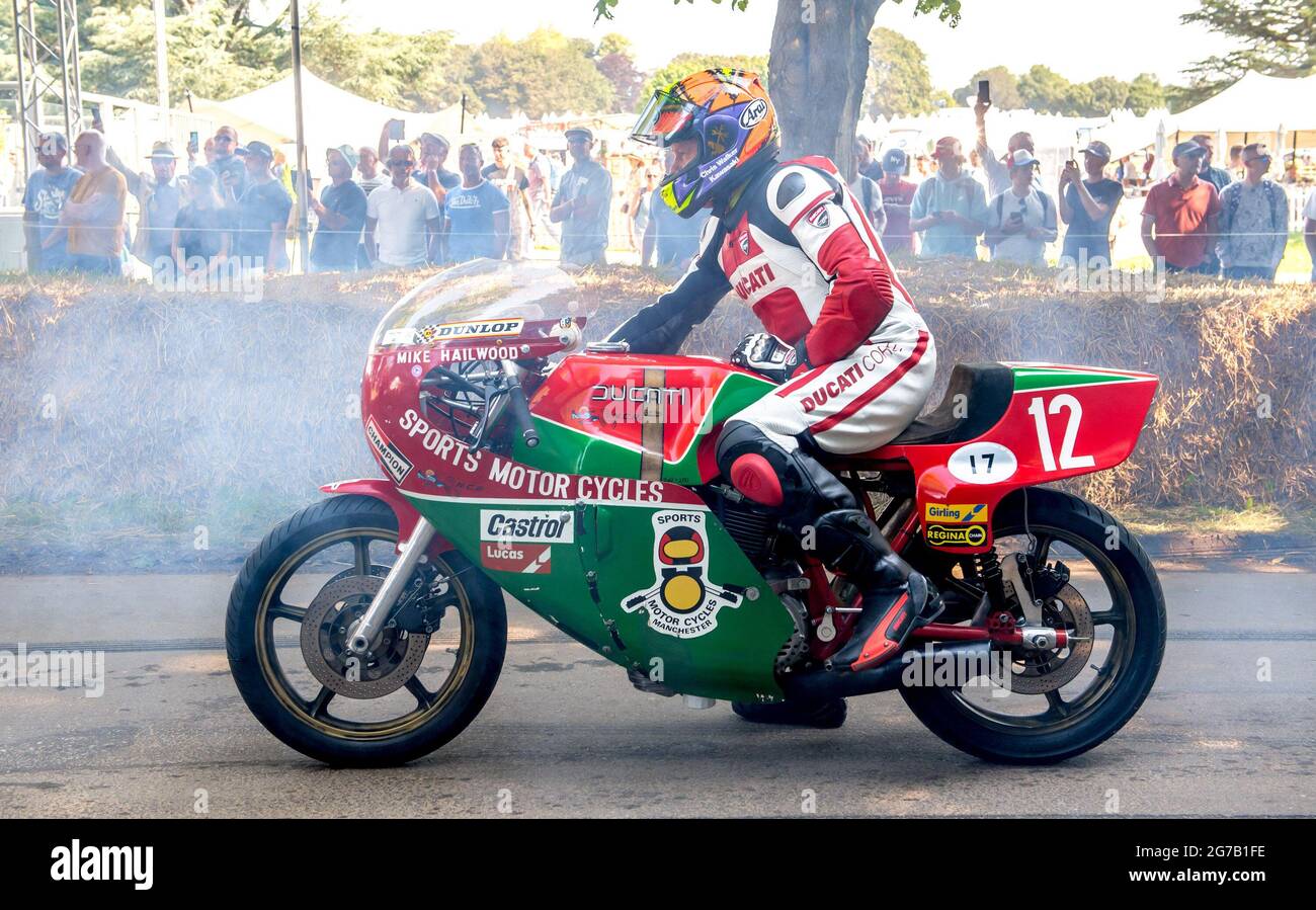 Ducati 900SS TT 900cc Zweizylinder Viertakt von Ron Winder eingegeben und riden von Chris Walker 2021 Goodwood Festival of Speed in Goodwood House, West Sussex am 9. Juli 2021. Foto von Phil Hutchinson. Nur zur redaktionellen Verwendung, Lizenz für kommerzielle Nutzung erforderlich. Keine Verwendung bei Wetten, Spielen oder Veröffentlichungen einzelner Clubs/Vereine/Spieler. Kredit: UK Sports Pics Ltd/Alamy Live Nachrichten Stockfoto