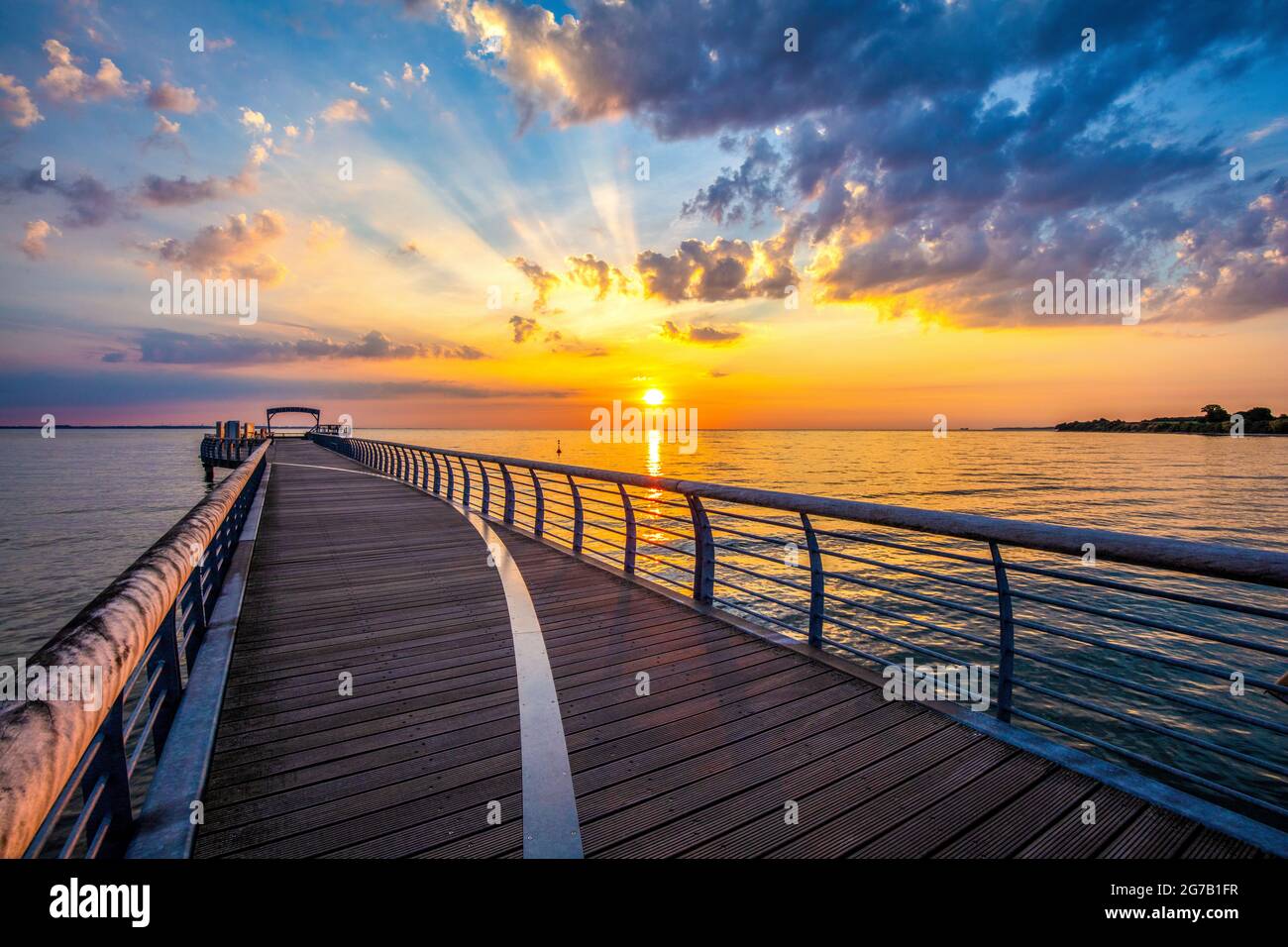 Schleswig-Holstein, Ostseeküste, Ostseebad Niendorf in der Lübecker Bucht, Sonnenaufgang an der Seebrücke. Stockfoto