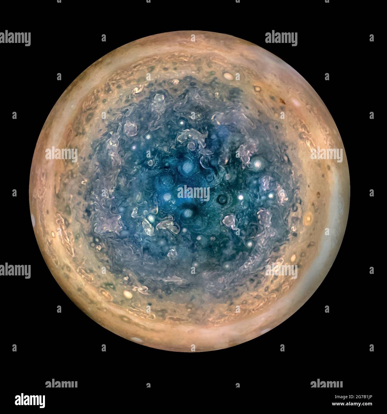 Eine Visualisierung des Südpols des Jupiters, wie sie von der NASA-Raumsonde Juno gesehen wurde. Aus einer Höhe von 32000 Meilen (52000km). Die ovalen Merkmale sind Zyklone mit einem Durchmesser von bis zu 600 Meilen (1000 km). Mehrere Bilder, die mit dem JunoCam-Instrument auf drei separaten Bahnen aufgenommen wurden, wurden kombiniert, um alle Bereiche bei Tageslicht, verbesserte Farben und stereographische Projektion zu zeigen. Juno startete am 5 5. August 5 2011 und betrat die Umlaufbahn des Jupiters am 4. Juli 2016. Ê Dies ist eine einzigartige, optimierte und verbesserte Version eines NASA-Bildes /credit: NASA Stockfoto