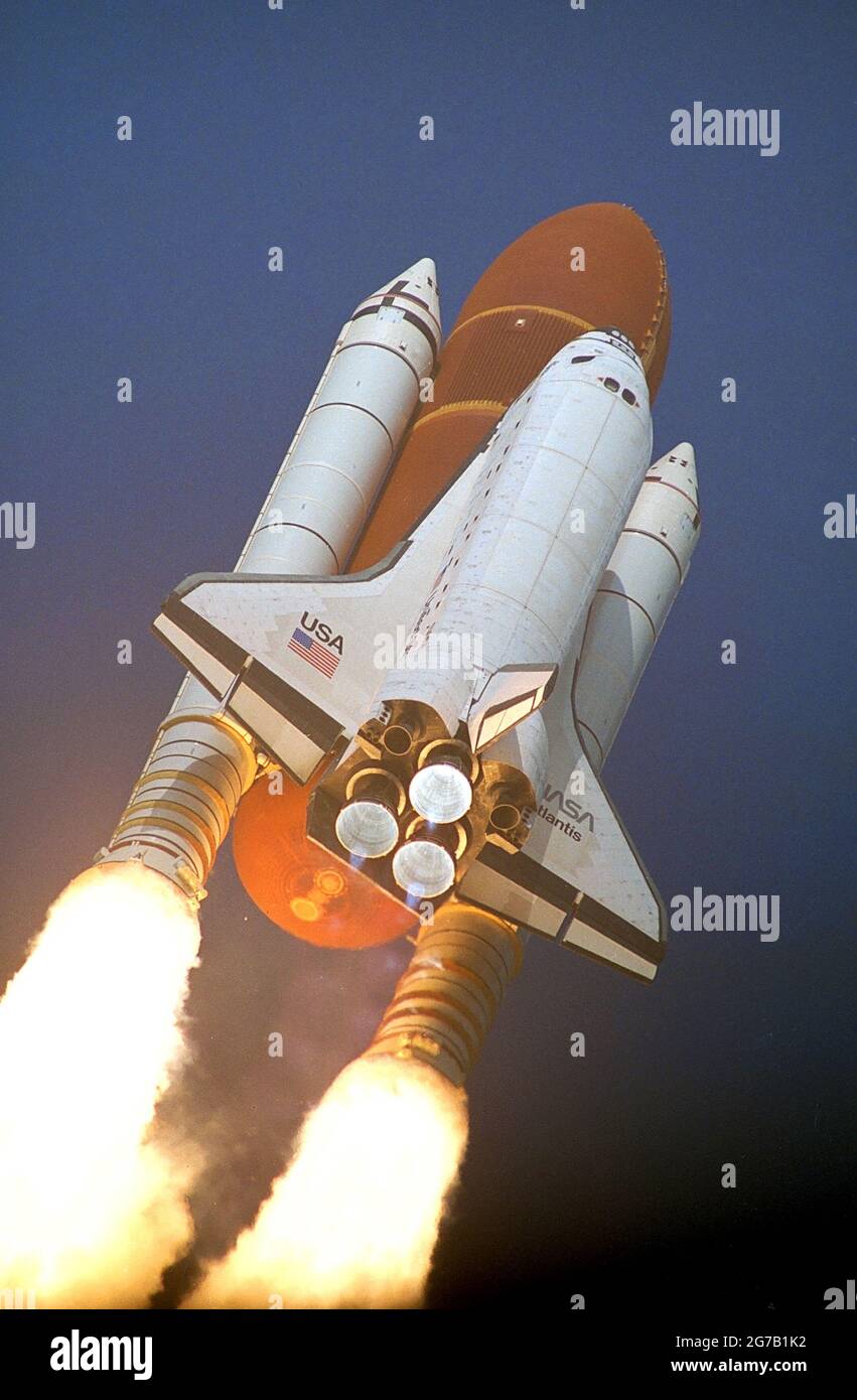 Space Shuttle Atlantis. Einführung VON STS-45. Mit seinen zwei soliden Raketenantrieben und drei Hauptmotoren, die mit sieben Millionen Pfund Schub aufwühlten, donnert das Space Shuttle Atlantis IN den Himmel EINE einzigartige optimierte und verbesserte Version eines NASA-Bildes/Kredits der NASA Stockfoto