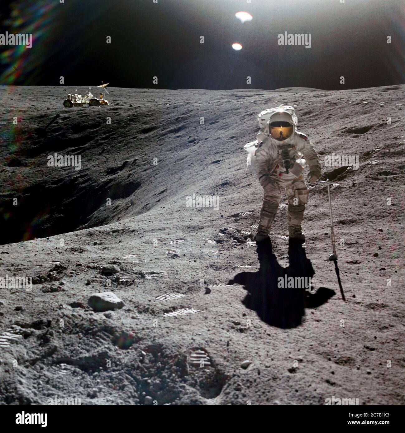Astronaut Charles M. Duke Jr., Mondmodulpilot der Apollo 16 Mondlandemission, wird fotografiert und sammelt Mondproben an Station Nr. 1 während der ersten Apollo 16-Extravehikularaktivität am Landeplatz Descartes. Dieses Bild, nach Osten schauend, wurde von Astronaut John W. Young, Kommandant, aufgenommen. Duke steht am Rand des Plum-Krater, der 40 Meter im Durchmesser und 10 Meter tief ist. Das geparkte Lunar Roving Fahrzeug ist im linken Hintergrund zu sehen. 21. April 1972 EINE einzigartige optimierte und verbesserte Version eines NASA-Bildes / Credit NASA Stockfoto