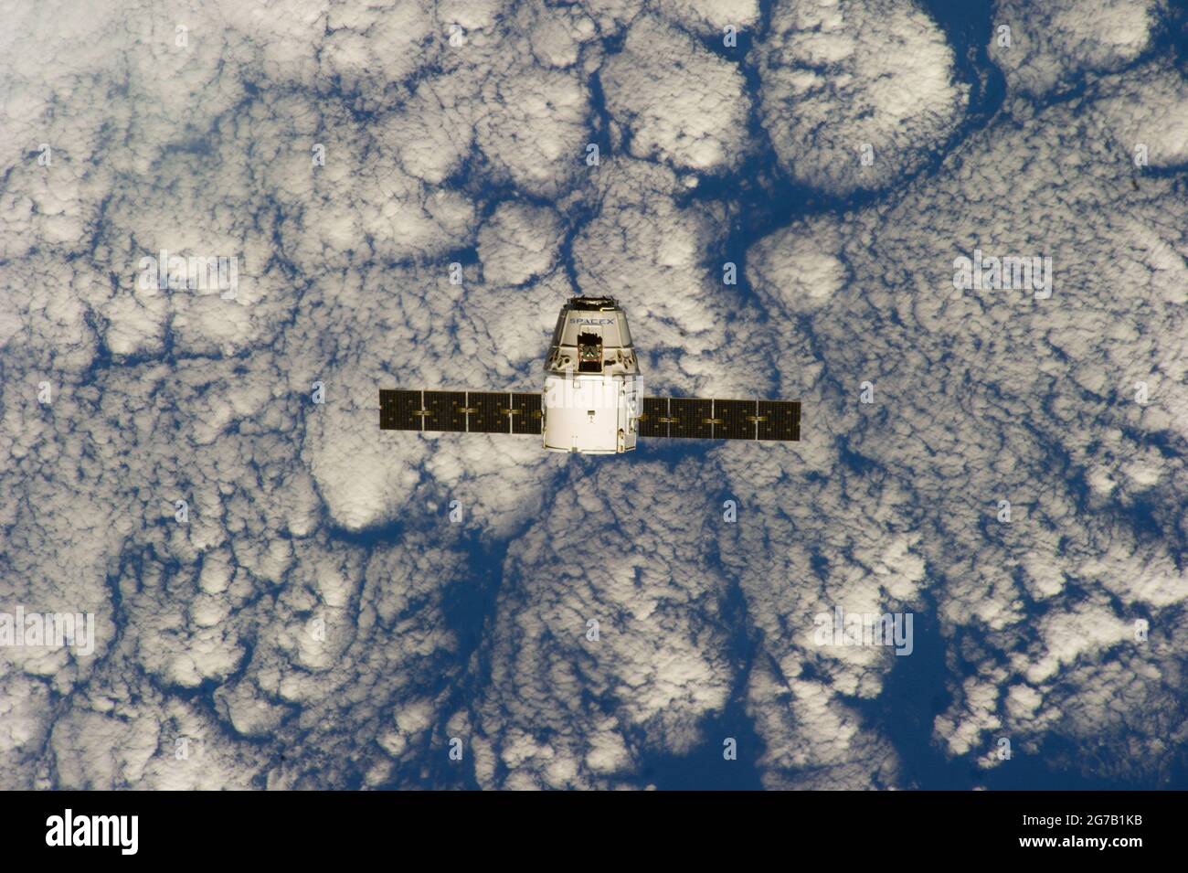 SpaceX CRS-3 Drache, während er sich der Internationalen Raumstation (ISS) nähert. Fotografiert von den Crew-Mitgliedern der Expedition 39 an Bord des orbitalen Außenpostens. Die Raumsonde wurde von der Raumstation erfasst und nach der Ankunft am 30. April 2014 erfolgreich vertäut. Eine optimierte und verbesserte Version eines NASA-Bildes / Credit NASA Stockfoto