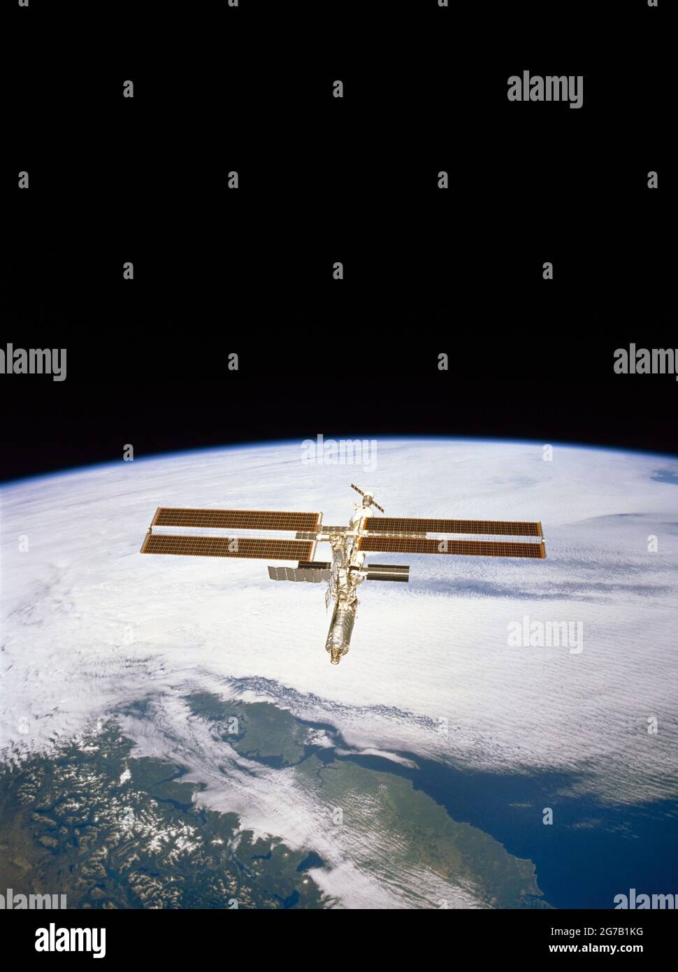 Internationale Raumstation - Februar 2001. Die Internationale Raumstation wird über Wolken, Wasser und Land in Südamerika zurückfallen gelassen. Südzentralchiles zeigt sich unten im Bild. Direkt unterhalb des Destiny-Labors trennt der Chacao-Kanal die große Insel Chiloe vom Festland und verbindet den Golf von Coronados auf der Pazifikseite mit dem Golf von Ancud südwestlich der Stadt Puerto Montt. Ê EINE einzigartige optimierte und verbesserte Version eines NASA-Bildes / mandatoty Kredit: NASA Stockfoto