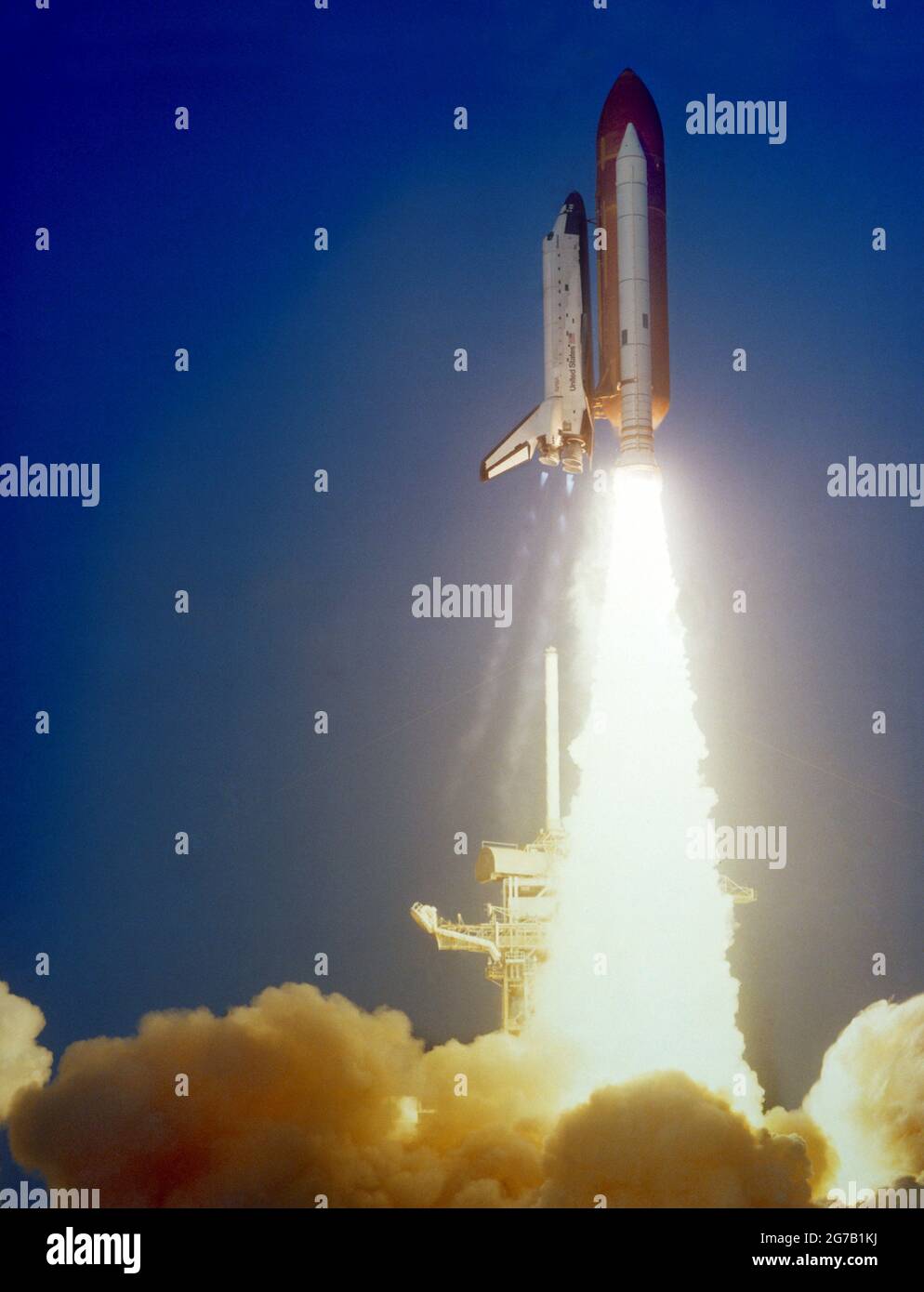 Blick auf den Start des Shuttle Challenger während der STS 41-C Mission. Der Orbiter hat die Startfläche mit einer großen Rauchwolke geräumt, die den unteren Teil des Rahmens bedeckt. 6. April 1984 EINE einzigartige optimierte und verbesserte Version eines NASA-Bildes / obligatorische Gutschrift: NASA Stockfoto