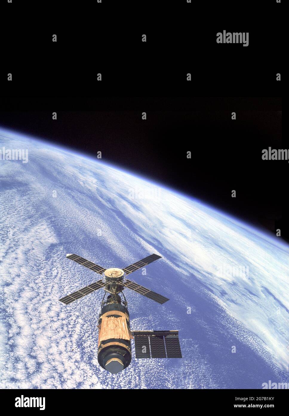 Skylab und Earth Limb. Eine Überkopfansicht des Skylab Orbital Workshops in der Erdumlaufbahn, aufgenommen von den Skylab 4 Command and Service Modules (CSM) während des letzten Vorbeifluges durch das CSM vor der Rückkehr nach Hause. Die Raumstation steht im Gegensatz zur hellblauen Erde. Eine einzigartige optimierte und verbesserte Version eines NASA-Bildes/obligatorischer Kredit: NASA Stockfoto