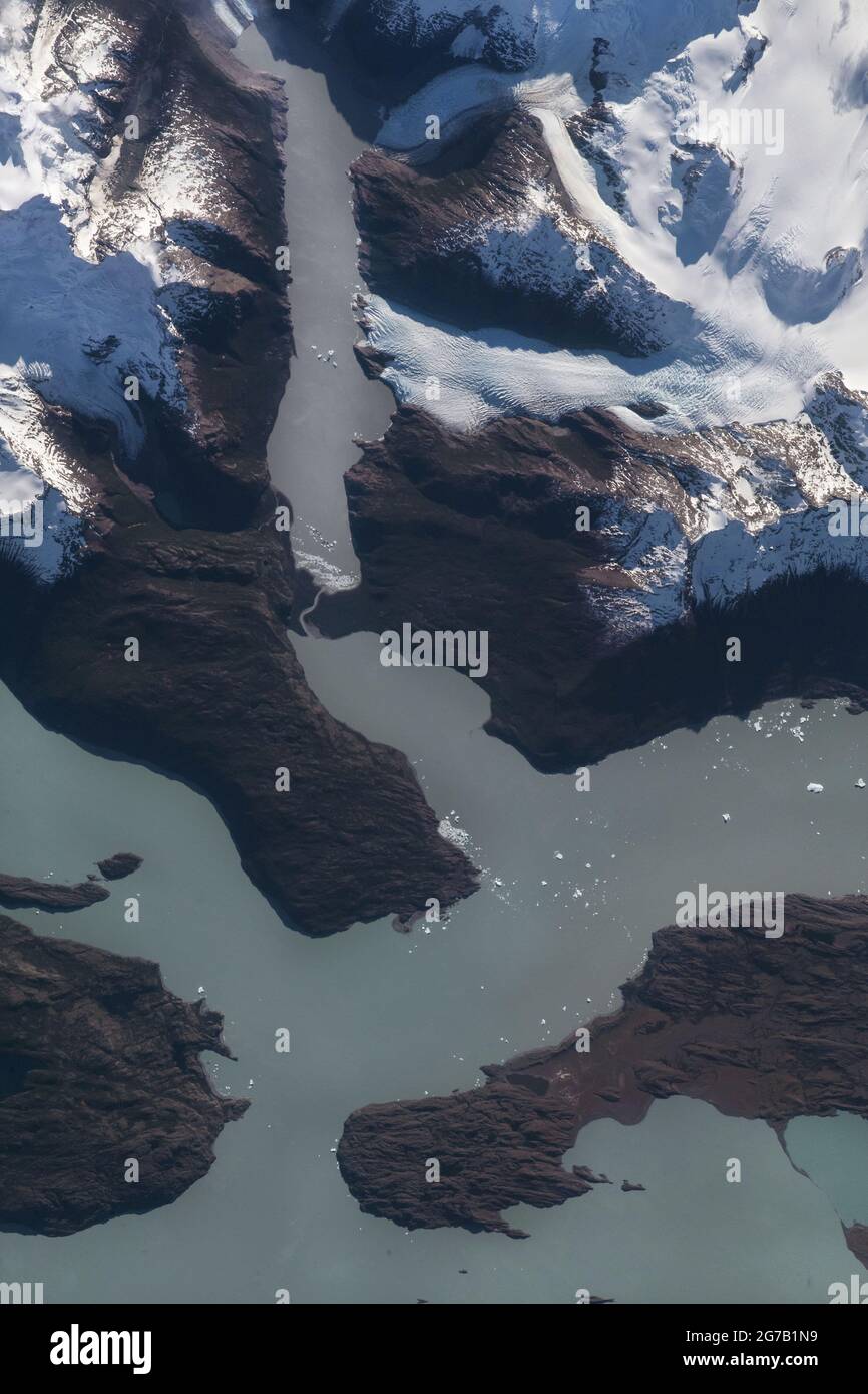 Patagonische Gletscher aus dem All fotografiert. ONELLI-GLETSCHER, AGASSIZ-GLETSCHER, ARGENTINO-SEE, S. PATAGONISCHES EISFELD ARGENTINIEN. Fotografiert am 2018. November eine optimierte und digital verbesserte Version eines NASA-Bildes / Credit NASA Stockfoto