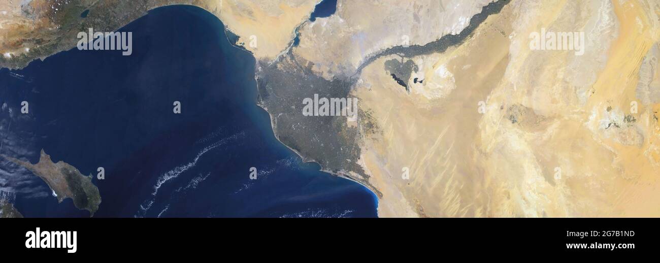 Nildelta fotografiert von der Internationalen Raumstation. Der Nil fließt nördlich durch die Libysche Wüste, bis sein Delta auf das Mittelmeer trifft. Kairo liegt an der Spitze des Nildeltas, wo sich die Vegetation im Gegensatz zur bräunenden Wüste ausbildet. Der Nil ist für das Leben in Ägypten von entscheidender Bedeutung, da alle bis auf 5 % der Bevölkerung innerhalb von 20 km vom Fluss und Delta leben. Zu den Ländern entlang der umliegenden Küste gehören Ägypten, Israel, der Libanon und der Gazastreifen. Eine optimierte und verbesserte Version eines NASA-Bildes / Credit NASA Stockfoto