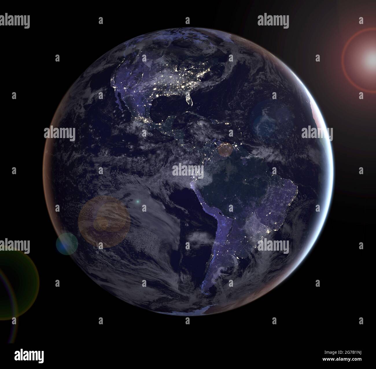 NASA-Wissenschaftler veröffentlichen neue globale Karten der Erde in der Nacht, die die klarste, aber zusammengesetzte Ansicht der Muster menschlicher Besiedlung auf unserem Planeten bieten. Dieses zusammengesetzte Bild, eine von drei neuen Ansichten der gesamten Hemisphäre, bietet einen Blick auf Nord- und Südamerika bei Nacht. Die Wolken und der Sonnenglint Ñ hier zur ästhetischen Wirkung hinzugefügt Ñ stammen aus MODIS-Instrumenten-Landoberflächen- und Wolkendeckungsprodukten. Eine einzigartige optimierte und digital verbesserte Version eines NASA-Bildes/Credit NASA Stockfoto