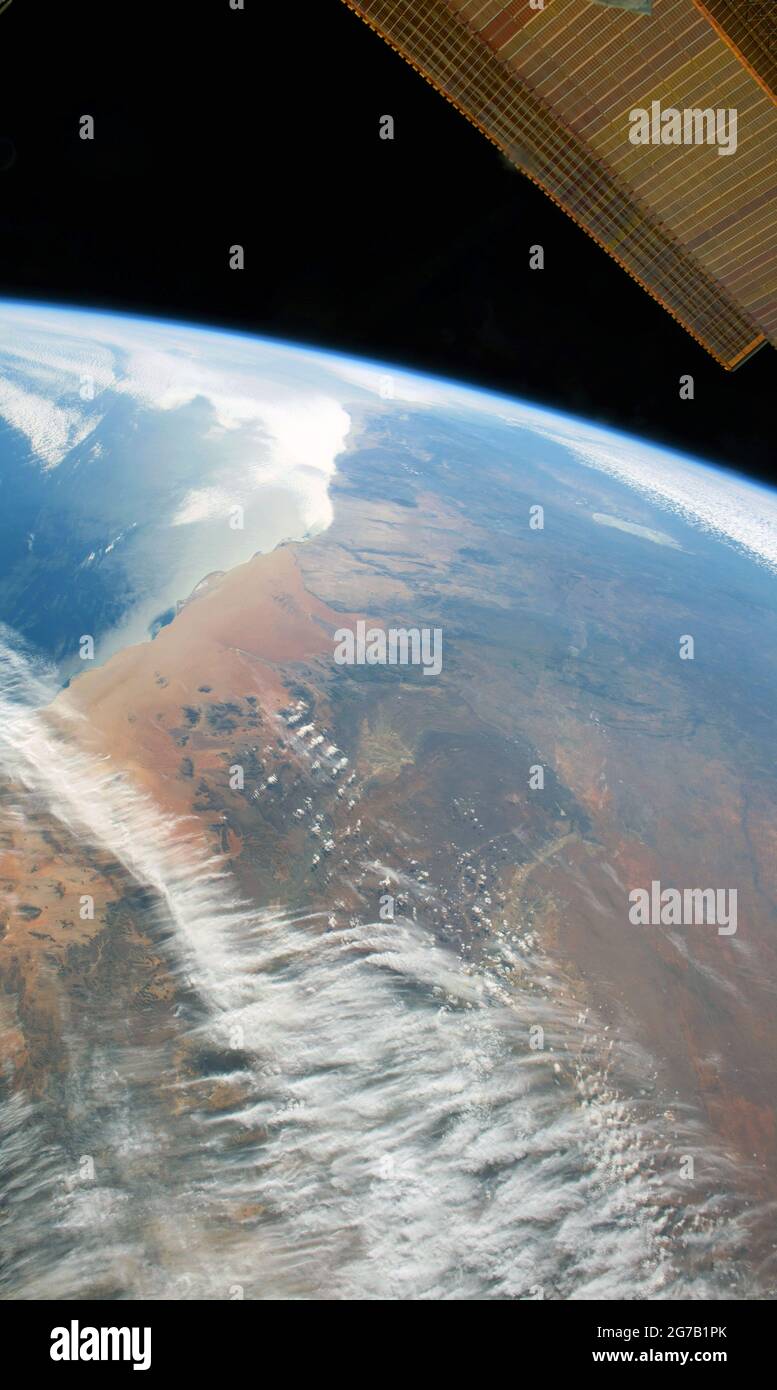 Die Namib-Wüste und Skelettküste von Namibia, Afrika, von der Internationalen Raumstation aus gesehen. Die Namib-Wüste verläuft mehr als 1000 Meilen entlang der Küste. Hier befinden sich einige der größten Sanddünen der Erde. Eine optimierte und verbesserte Version eines NASA-Bildes / Credit NASA ISS Mission 55 Stockfoto
