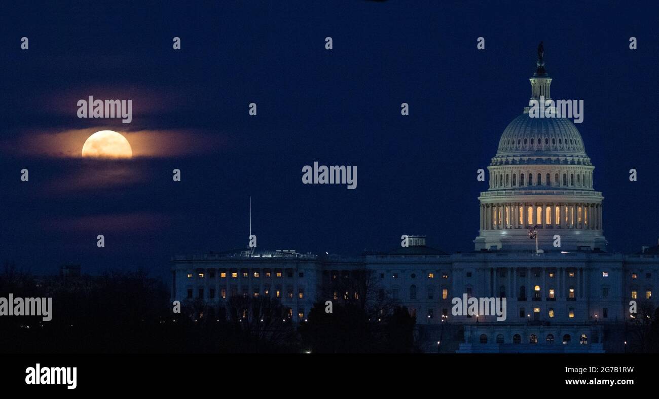 Der Mond, oder Supermond, wird gesehen, wie er hinter dem US-Kapitol aufsteigt, Montag, 9. März 2020, in Washington, DC. Ein Supermond tritt auf, wenn die Umlaufbahn des Mondes zur Erde hin (umhergestellt) ist. Eine einzigartige, optimierte und digital verbesserte Version eines NASA-Bildes von J Kowsky/ Credit NASA Stockfoto