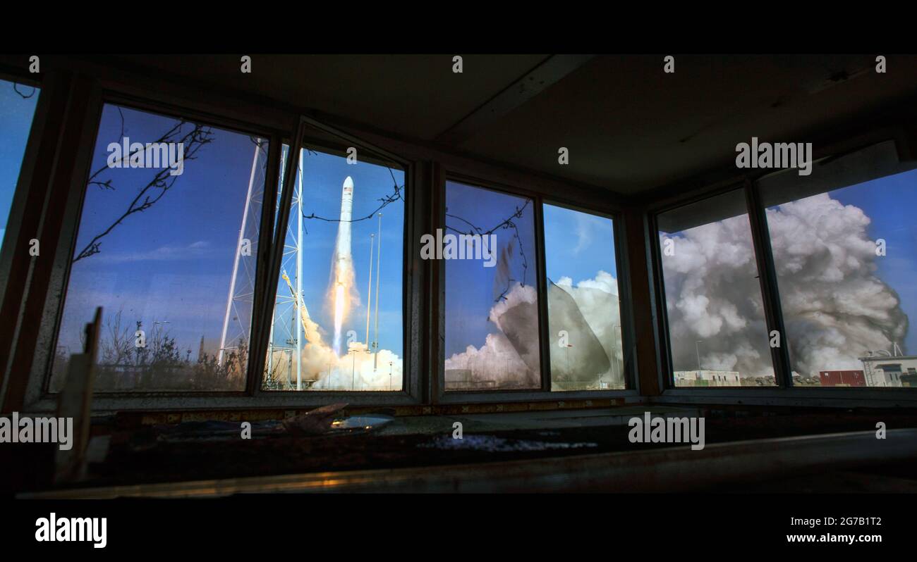 Die Northrop Grumman Antares-Rakete mit Cygnus-Nachversorgung an Bord startet von der Wallops Flight Facility der NASA in Virginia. 17. April 2019. Eine Nachversorgungsmission für die Internationale Raumstation, die etwa 7,600 Pfund an Wissenschaft und Forschung, Besatzungsmaterial und Fahrzeughardware liefert. Eine einzigartige, optimierte und digital verbesserte Version eines NASA-Bildes vom Senior NASA-Fotografen Bill Ingalis / Credit NASA Stockfoto