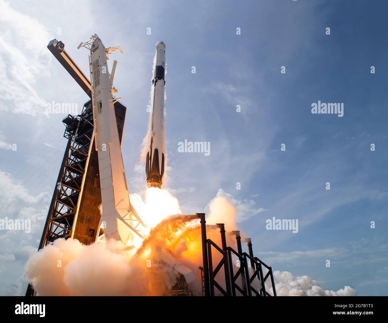 Eine SpaceX Falcon 9-Rakete, die die Raumsonde Crew Dragon trägt, während sie auf der NASA-Mission SpaceX Demo-2 zur Internationalen Raumstation gestartet wird. 30. Mai 2020, im Kennedy Space Center der NASA, Florida, Eine einzigartige, optimierte und digital verbesserte Version eines NASA-Bildes vom Senior NASA-Fotografen Bill Ingalis / Credit NASA Stockfoto