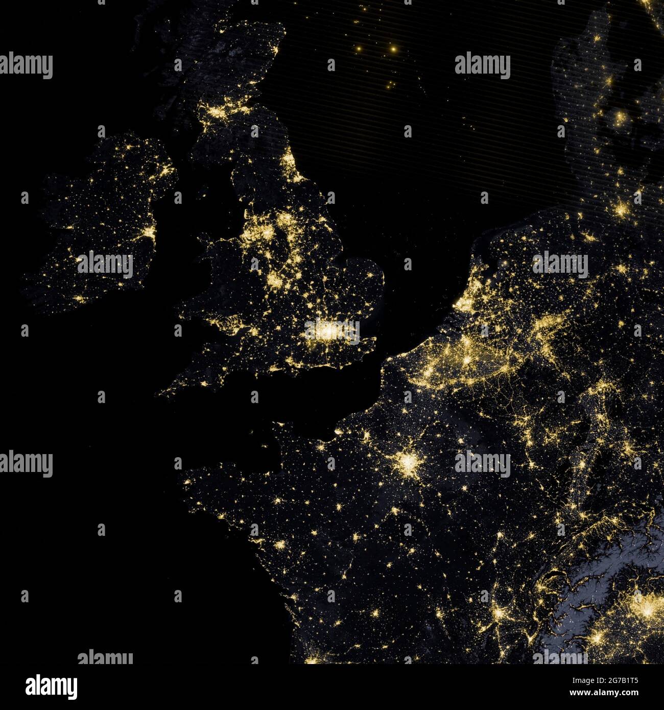 Stadtlichter und beleuchtete Autobahnen aus dem All fotografiert. Großbritannien, Irland, Frankreich und die Nachbarländer, fotografiert vom Weltraum aus in der Nacht vom 27. März 2012. Mit dem Suomi National Polar-Orbiting Partnership Satellite. Das Bild wurde mit der Visible Infrared Imaging Radiometer Suite (VIIRS) auf Suomi NPP aufgenommen. Eine einzigartige, optimierte und digital verbesserte Version eines NASA-Bildes/Credit NASA Stockfoto