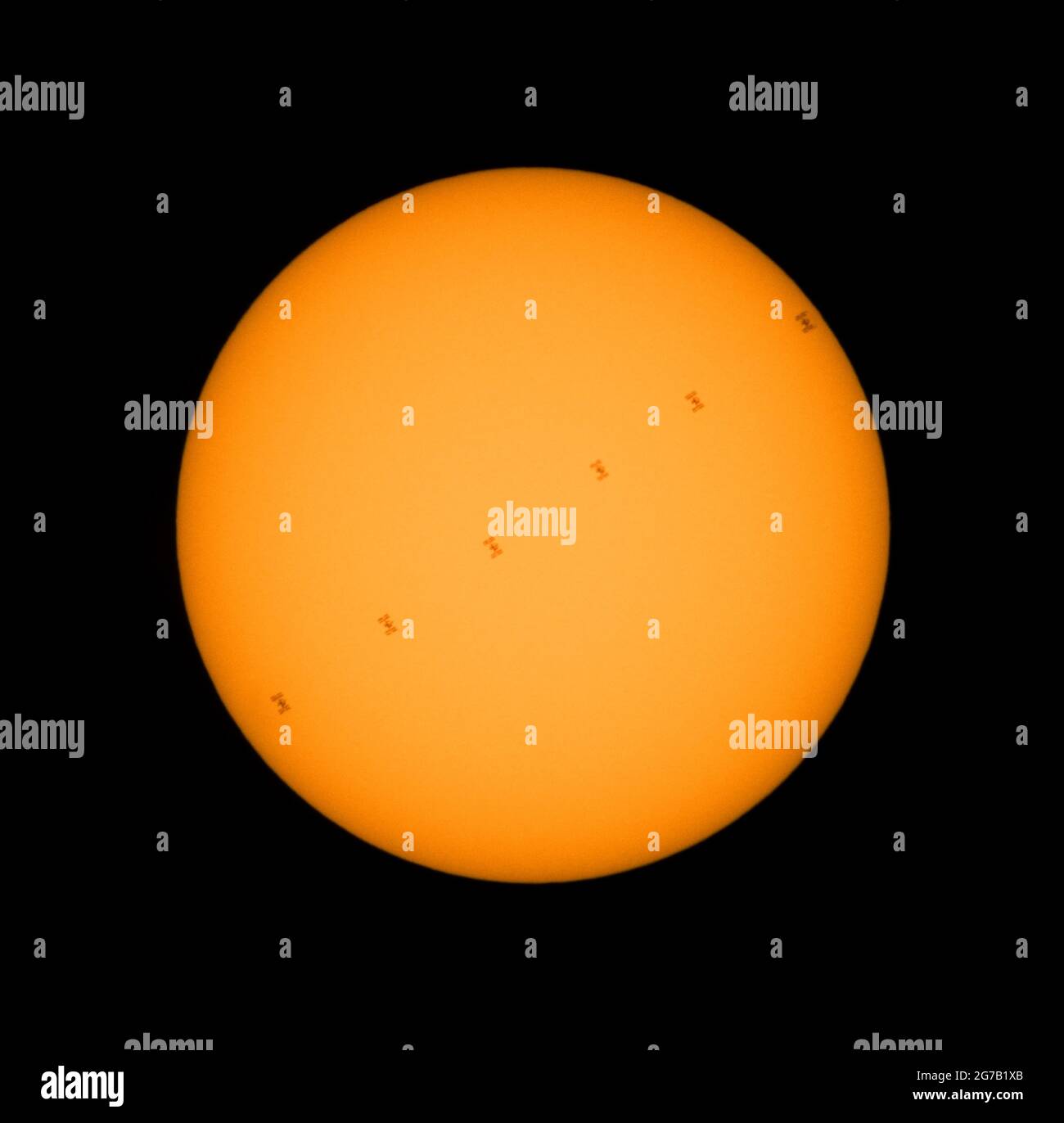 Ein zusammengesetztes Bild aus 6 Bildern zeigt die Internationale Raumstation (ISS) in Silhouette, während sie am 24. Juni 2020 mit etwa fünf Meilen pro Sekunde aus Fredericksburg, Virginia, USA, über das Gesicht der Sonne durchgeht. Eine einzigartige, optimierte und digital verbesserte Version eines NASA-Bildes von J Kowsky/ Credit NASA Stockfoto