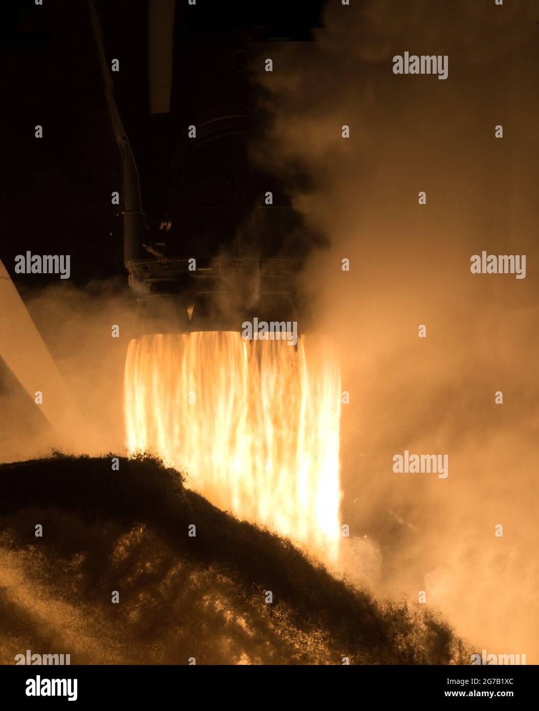 Eine SpaceX Falcon 9-Rakete, die das Raumschiff Crew Dragon des Unternehmens trägt, wird auf der NASA-Mission SpaceX Crew-1 zur Internationalen Raumstation gestartet. 15. November 2020, Kennedy Space Center in Florida. Eine einzigartige, optimierte und digital verbesserte Version eines NASA-Bildes von J Kowsky/ Credit NASA Stockfoto
