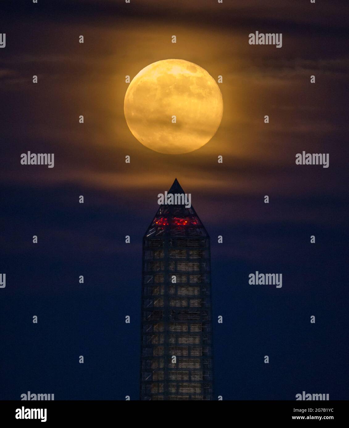 Hinter dem Washington Monument erhebt sich ein „Supermond“, 23. Juni 2013. Washington D.C., USA. Während der Perigee am 23. Juni war der Mond etwa 221,824 Meilen entfernt, verglichen mit den 252,581 Meilen, die er in seiner weitesten Entfernung von der Erde (Apogee) ist, einer optimierten und digital verbesserten Version eines NASA-Bildes vom Senior NASA-Fotografen Bill Ingalis / Credit NASA Stockfoto