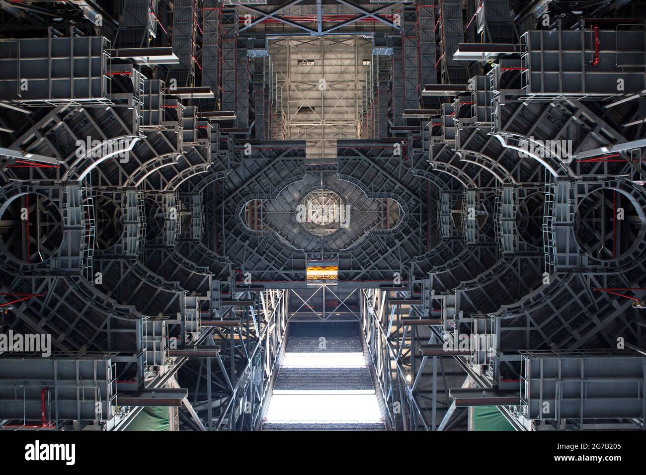 Die Ansicht, die Mitglieder des Engineering Management Board der NASA hatten, als sie die High Bay 3 des Vehicle Assembly Building im Kennedy Space Center in Florida aufsuchten. Die Plattformen in High Bay 3 wurden entwickelt, um das Weltraumstartsystem der NASA und das Raumschiff Orion zu umgeben und den Zugang zu ermöglichen. Der Engineering Management Board besichtigte integrale Bereiche von Kennedy, um der agenturweiten Gruppe zu helfen, ihr Ziel der Vereinheitlichung der Ingenieurarbeit in der gesamten NASA zu erreichen. Eine optimierte und digital verbesserte Version eines NASA-Bildes vom NASA-Fotografen Bill White/ Credit NASA Stockfoto