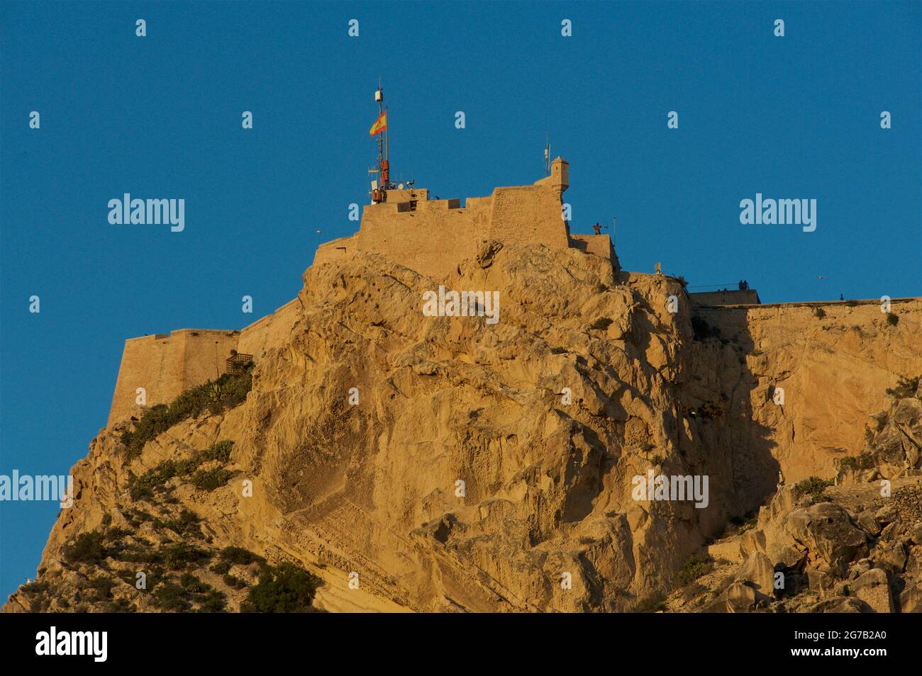 Blick auf die Burg Santa Bárbara, eine Festung auf dem Berg Benacantil, Alicante, Spanien Stockfoto