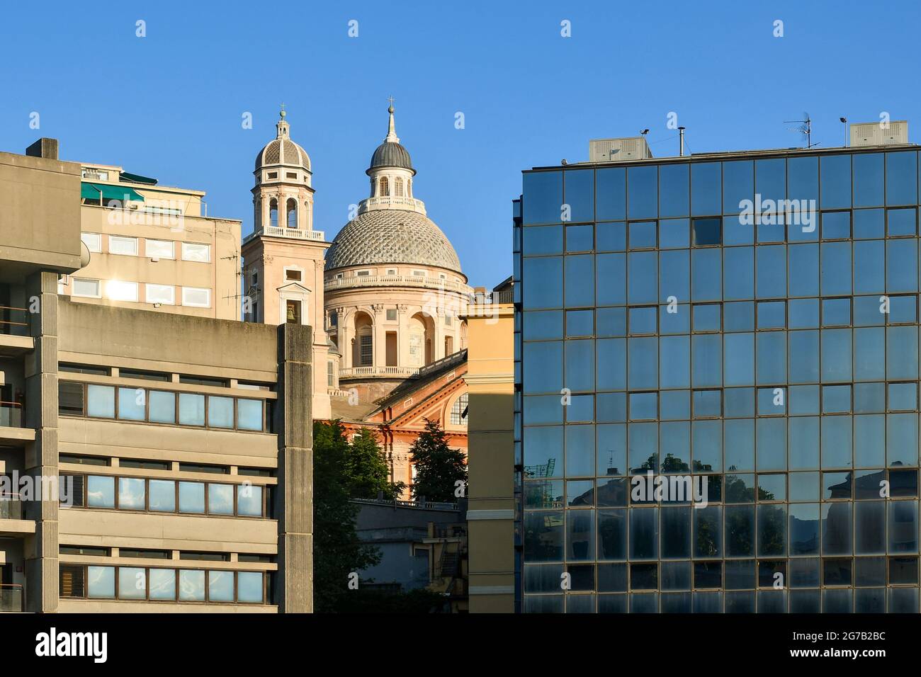 Kontrast zwischen der Renaissance-Kirche Santa Maria Assunta (1552) und den modernen Palästen (1969-1973) im Stadtteil Carignano, Genua, Italien Stockfoto