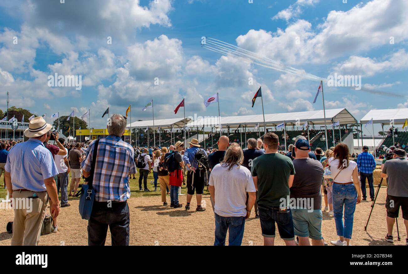 Die Zuschauer beobachten die roten Pfeile vom Rasen vor dem Goodwood House beim Goodwood Festival of Speed 2021 im Goodwood House, West Sussex am 9. Juli 2021. Foto von Phil Hutchinson. Nur zur redaktionellen Verwendung, Lizenz für kommerzielle Nutzung erforderlich. Keine Verwendung bei Wetten, Spielen oder Veröffentlichungen einzelner Clubs/Vereine/Spieler. Kredit: UK Sports Pics Ltd/Alamy Live Nachrichten Stockfoto