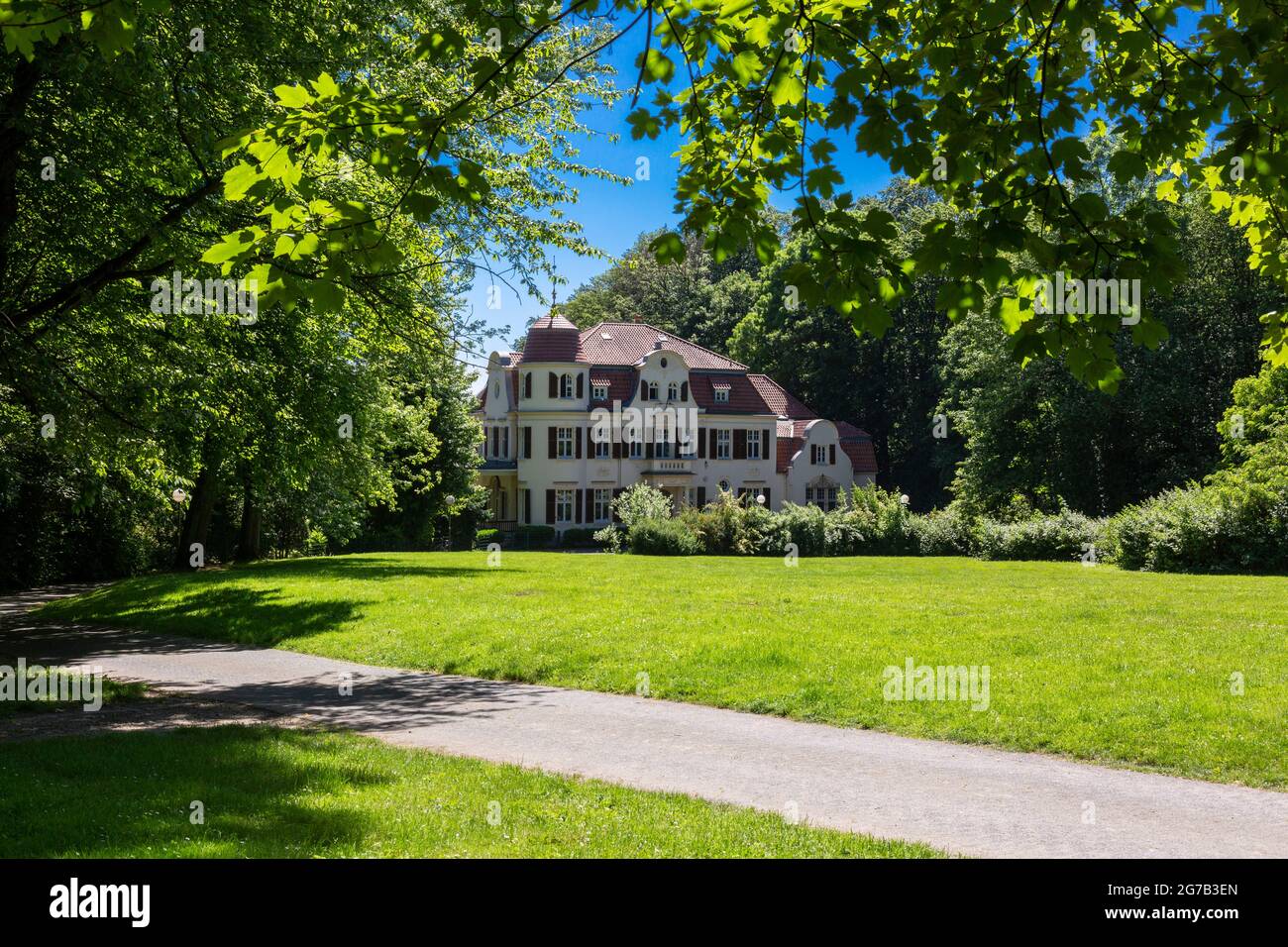 Deutschland, Erkrath, Erkrath-Hochdahl, Bergisches Land, Niederbergisches Land, Niederberg, Rheinland, Nordrhein-Westfalen, Villa Bayer mit Park, Unternehmervilla von Friedrich Bayer, ehemals Falkenberg-Haus, Bayer-Park, Wiese Stockfoto