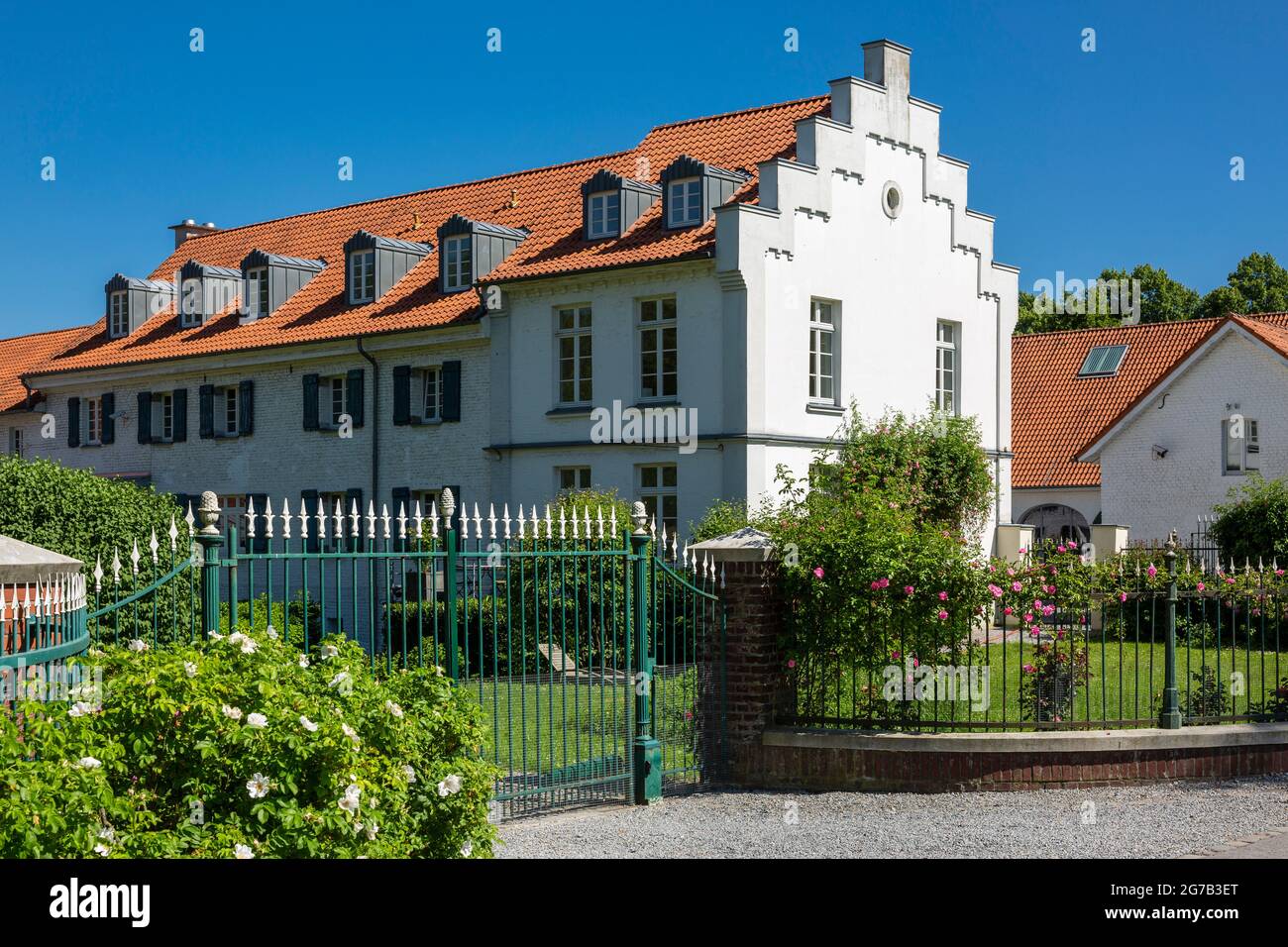 Deutschland, Erkrath, Alt-Erkrath, Bergisches Land, Niederbergisches Land, Niederberg, Rheinland, Nordrhein-Westfalen, Haus Morp, gut Morp, Bauernhof, Herrenhaus, abgestufte Giebel, Eingangstor, Gitterzaun Stockfoto