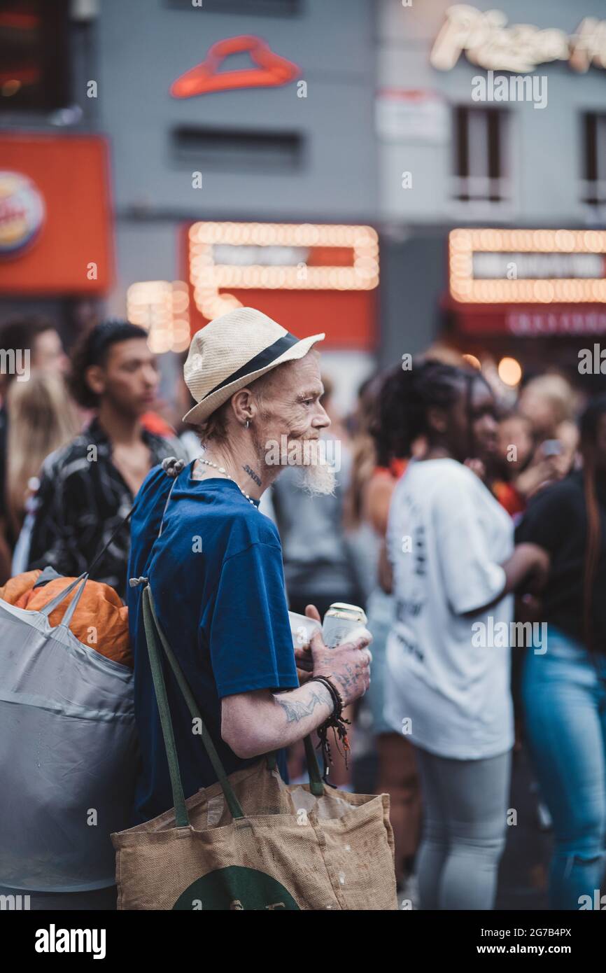 London | UK - 2021.07.12: Englische Fans schwenken vor dem letzten Fußball-Spiel der Euro 2020 Flaggen auf dem Leicester Square Stockfoto