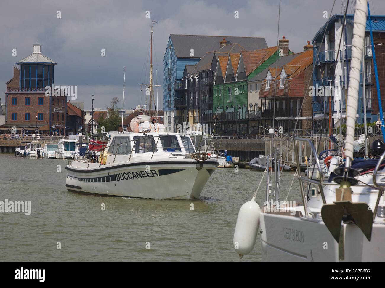Boote, die im Sommer 2021 auf dem Fluss Arun in Littlehampton, West Sussex, England, Großbritannien, gesehen wurden. Stockfoto