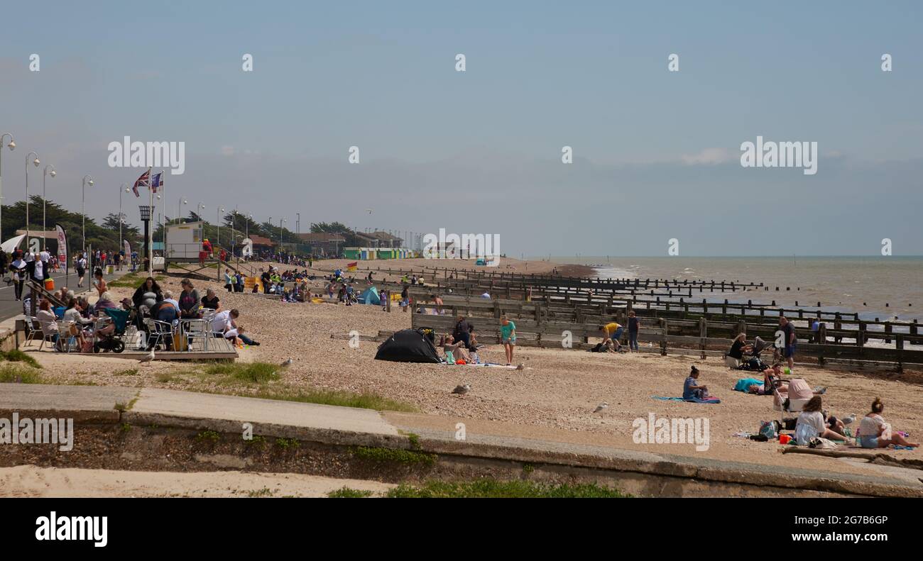 Menschen, die im Sommer 2021 einen Aufenthalt am Strand von Littlehampton, West Sussex, England, Großbritannien, genießen. Stockfoto