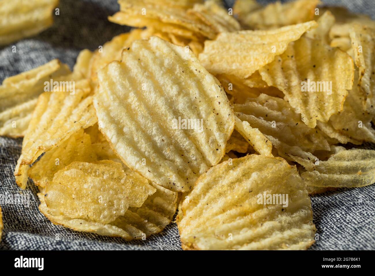 Fettige Kartoffelchips mit Rüschen, verzehrfertig Stockfoto