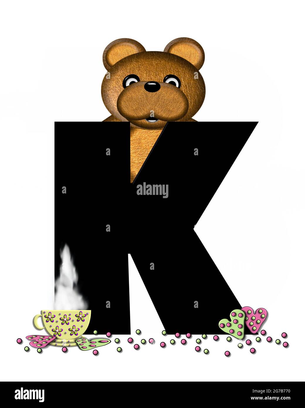 Der Buchstabe K im Alphabet-Set „Teddy Tea Time“ ist schwarz. Teddybär genießt eine Tasse heißen Tee mit herzförmigen und mattierten Keksen. Süßigkeitenspritze Stockfoto