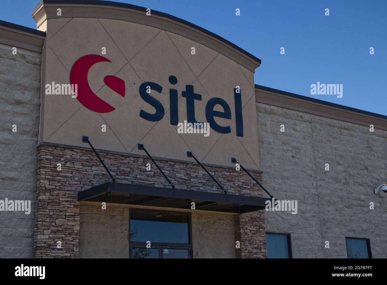Augusta, GA USA - 03 04 21: Sitel-Gebäudeschild und blauer Himmelshintergrund - Hwy 25 Stockfoto