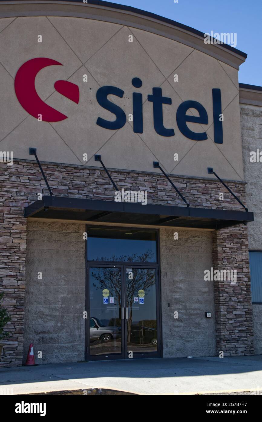 Augusta, GA USA - 03 04 21: Sitel Building Schild Eingang und blauer Himmel Hintergrund - Hwy 25 Stockfoto