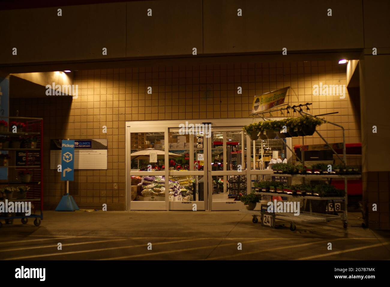 Augusta, GA USA - 04 11 21: Lowes Ladeneingang bei Nacht Inneneinrichtung beleuchtet Stockfoto