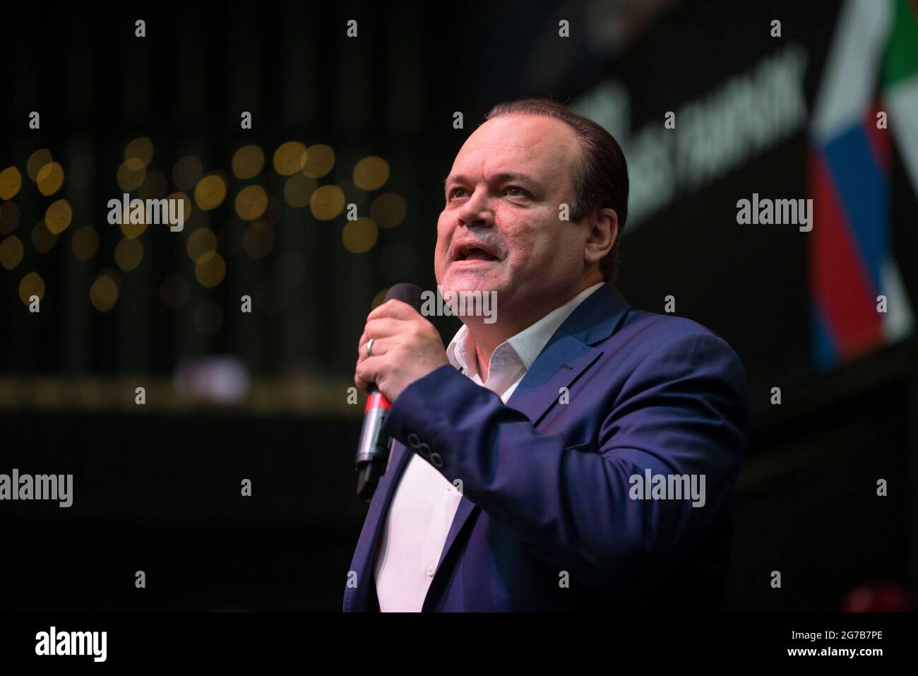 Shaun Williamson, am besten bekannt als Barry aus Ostenders, singt Sweet Caroline, Mustang Sally und etwas ganz starkes Stockfoto