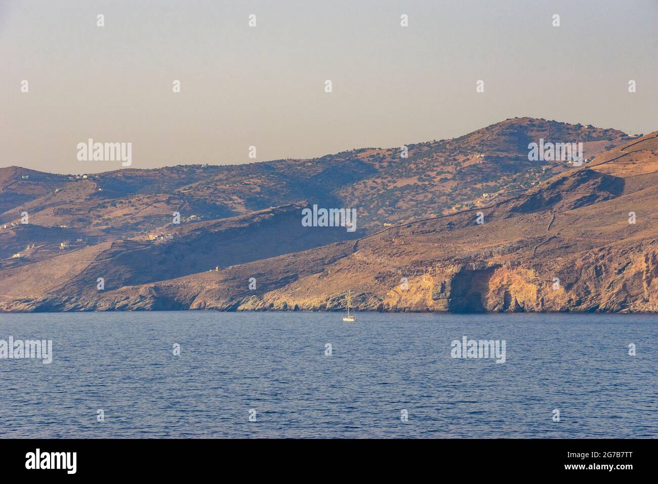 Landschaftlich schöner Blick auf das Meer in der Nähe des Leuchtturms Tamelos auf dem Kap Tamelos, auf der Südseite der Insel Kea, Griechenland Stockfoto