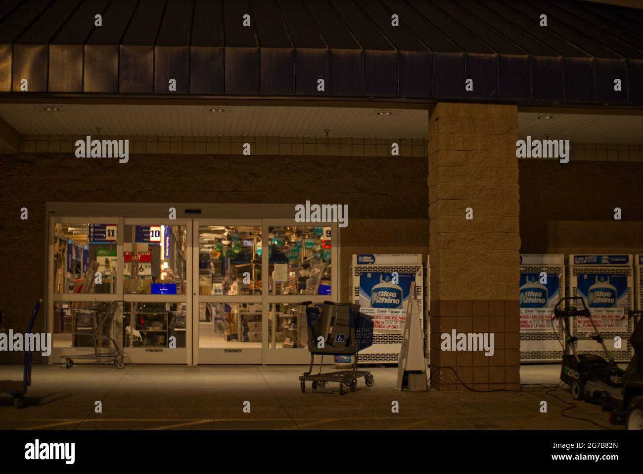Augusta, GA USA - 04 11 21: Lowes-Einzelhandelsgeschäft am Nachteingang und an der Terrasse angekettet Stockfoto