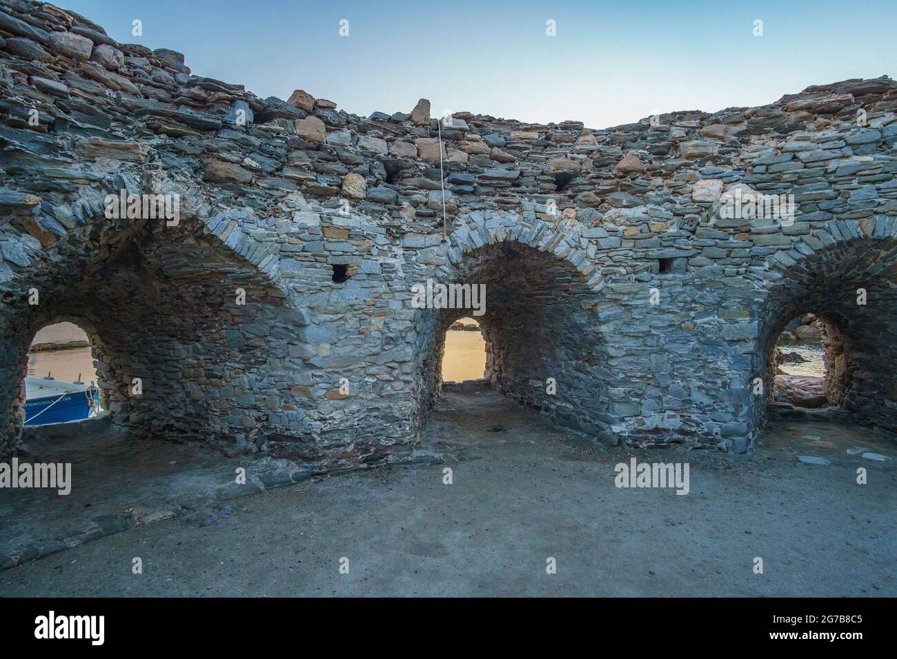 Ikonischer Blick von der malerischen alten historischen Burg im Küstendorf Naousa auf der Insel Paros, Kykladen, Griechenland Stockfoto