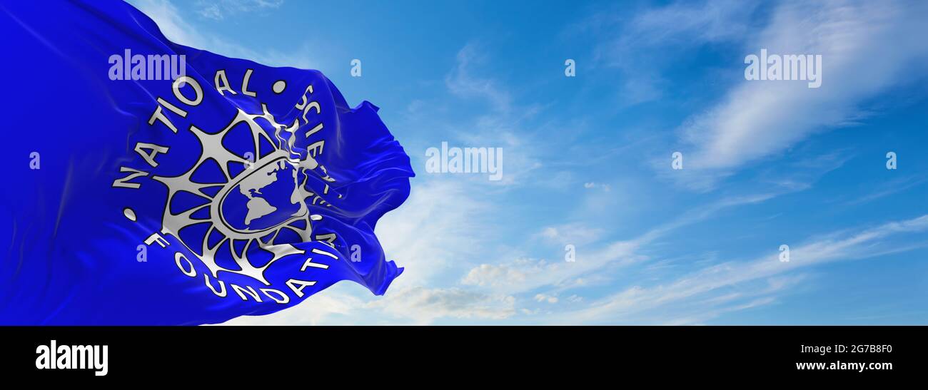 Minsk, Weißrussland - Mai, 2021: Die Flagge der National Science Foundation winkt im Wind. US-Abteilungen. Speicherplatz kopieren. 3d-Abbildung, Stockfoto