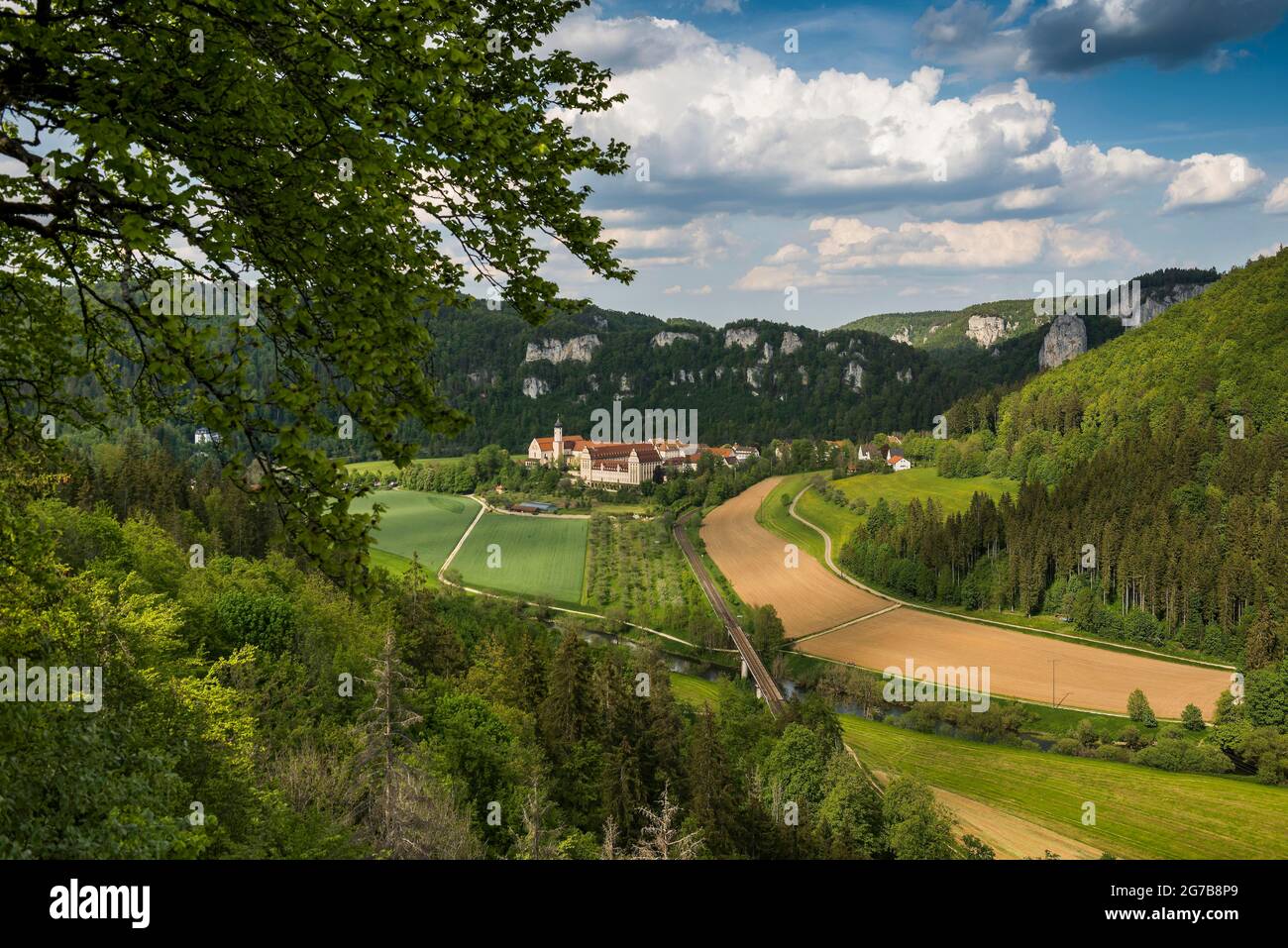 Blick vom Knopfmacherfelsen zum Kloster Beuron, bei Fridingen, Naturpark Obere Donau, Oberes Donautal, Donau, Schwäbische Alb Stockfoto
