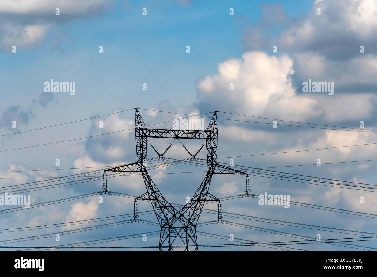 Elektrische Masten, Auvergne-Rhone-Alpes, Frankreich Stockfoto