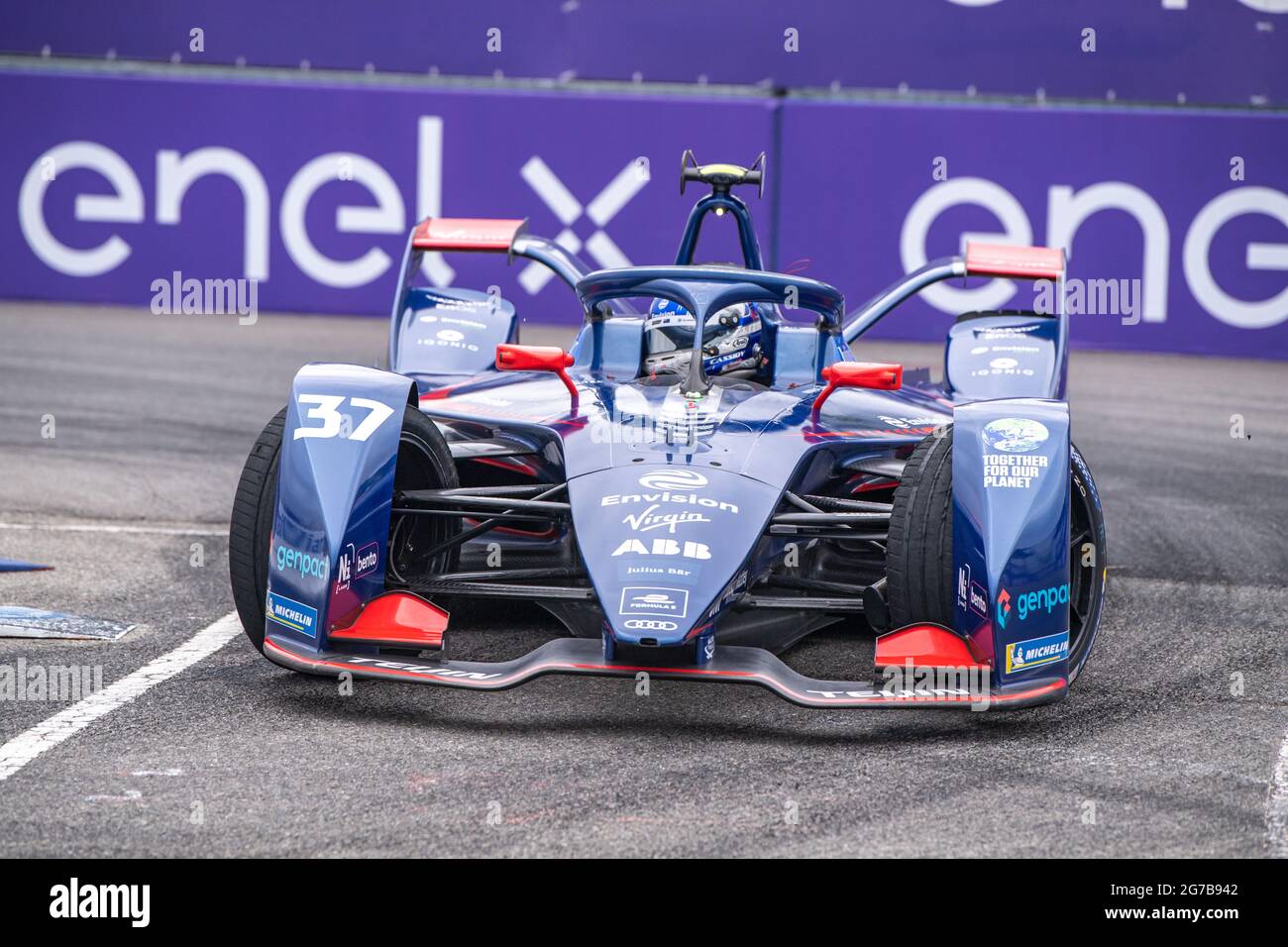 New York, Usa. Juli 2021. Nick Cassidy (Auto-Nr. 37) von Envision Virgin Racing fährt während der ABB FIA Formula E Championship, Lauf 11 E-Prix in New York. Kredit: SOPA Images Limited/Alamy Live Nachrichten Stockfoto