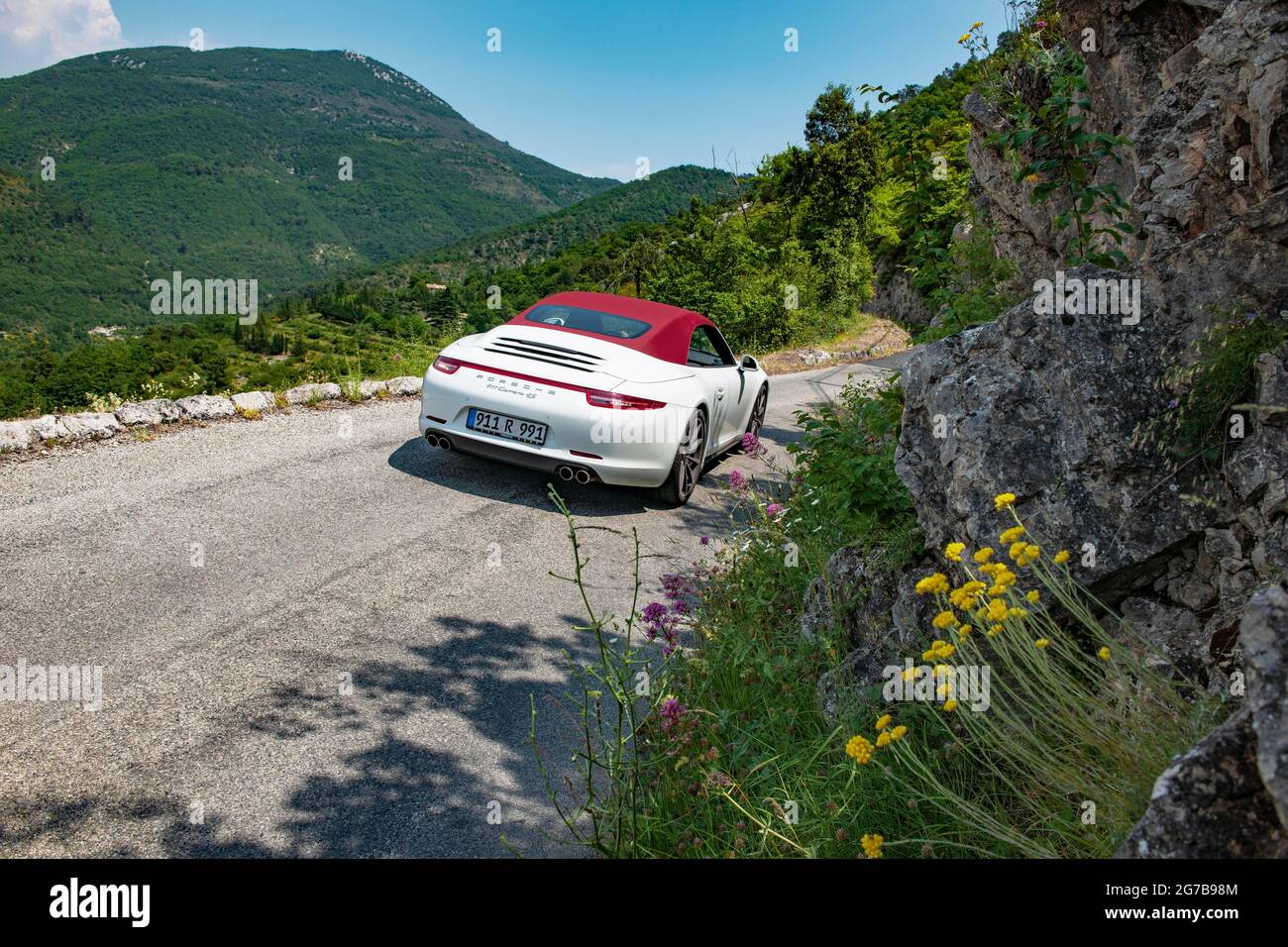 Porsche 911, Sportwagen auf Landstraße im Mittelgebirge, Frankreich Stockfoto